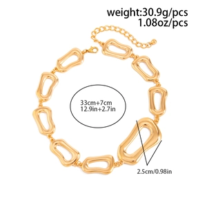 Details der unregelmäßigen goldenen Gliederkette mit Größen- und Gewichtsangaben