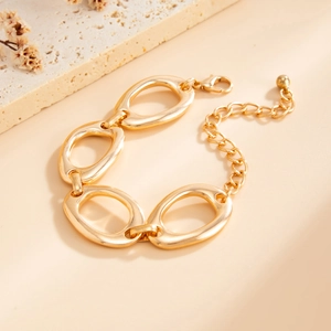 Nahaufnahme des goldenen Gliederkettenarmbands mit ovalen Gliedern und verstellbarem Verschluss