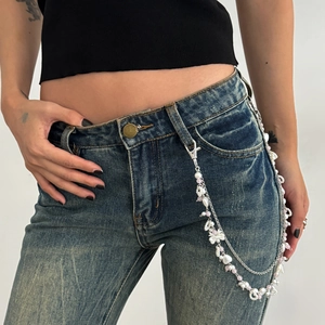 Detail van Y2K gelaagde tailleketting met sterren, parels en strik hangers