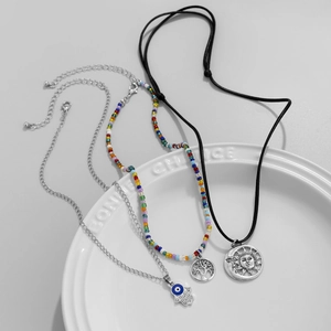 Boho κολιέ με Χάμσα, Δέντρο της Ζωής και ουράνια σύμβολα σε κεραμικό δίσκο