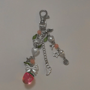 Porte-clés breloque fraise rose et cœur avec pendentif étoile argentée et nœud
