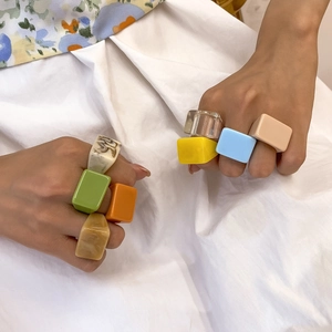 Bagues rectangulaires en résine aux couleurs macaron vives pour un look tendance audacieux