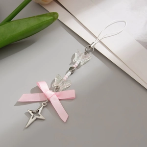 Dettaglio del ciondolo per cellulare con fiocco di seta rosa e stella in argento
