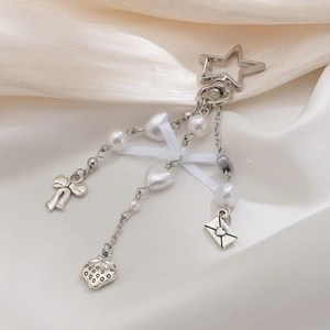 Portachiavi a stella elegante con perle a cuore, fiocco in seta e ciondoli in argento