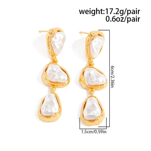 Détails des boucles d'oreilles perles baroques mesurant 6 cm sur 1,5 cm en ton or