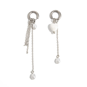 Boucles d'oreilles asymétriques argentées avec perle baroque et pendentif cœur sur blanc