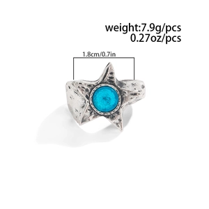 Dettaglio anello a stella vintage con gemma blu e indicazione della larghezza 1,8cm