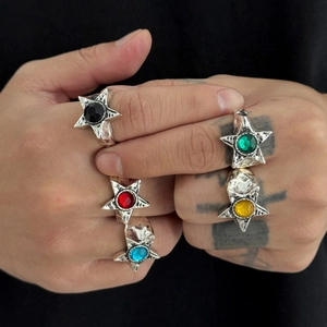 Set di cinque anelli a stella vintage da uomo con strass colorati sulla mano