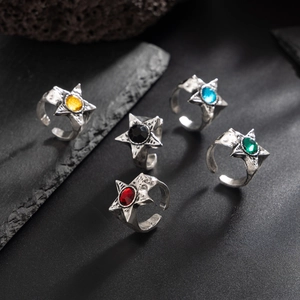 Dettaglio macro di anelli a stella retrò con strass in acrilico colorati