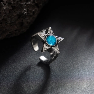 Dettaglio ravvicinato dell'anello a stella in argento retrò con gemma blu centrale