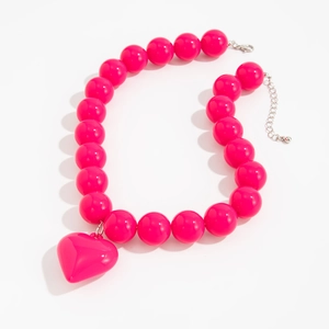 Detalle de collar de cuentas de resina rosa con colgante de corazón y cierre de plata