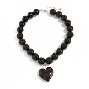 Collar minimalista de cuentas negras con un gran colgante de corazón brillante y ajustable
