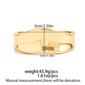 Détail du bracelet doré vague irrégulière avec dimensions précises de 6 cm