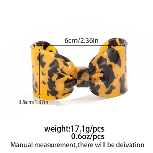 Détail d'accessoire nœud motif léopard avec dimensions précises de 6 cm par 3,5 cm