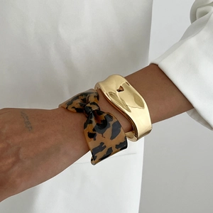 Ensemble minimaliste de joncs dorés ondulés et bracelet en résine écaille de tortue