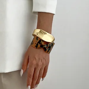 Ensemble de bracelets irréguliers en métal doré et résine écaillée à motif léopard