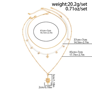 Ensemble de trois colliers dorés avec pendentif soleil et détails des longueurs de chaîne