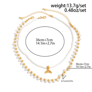 Détail du collier de perles double épaisseur avec pendentif queue de poisson
