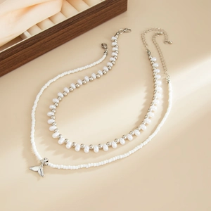 Collier double rang de perles blanches avec pendentif queue de baleine argentée