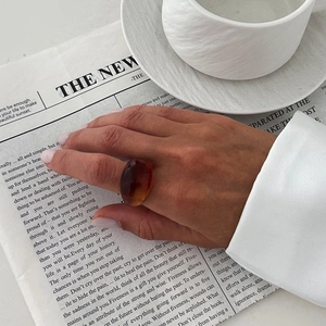 Minimalistischer geometrischer Bernstein-Ring aus Harz mit glatter, glänzender Oberfläche
