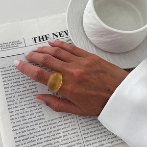 Minimalistischer ovaler gelber Harzring mit durchscheinender Optik für Damen an der Hand