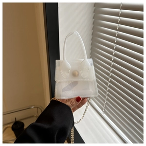 Détail du sac bandoulière blanc givré translucide avec chaîne dorée et boucle ronde