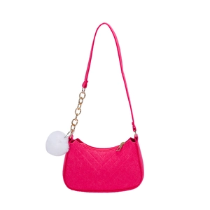 Borsa fucsia minimalista sottobraccio con cuciture a V e portachiavi a pompon bianco morbido