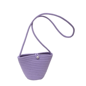 Borsa a secchiello intrecciata viola con elegante fibbia a perla e tracolla sottile