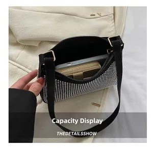 Vista interna che mostra la capacità della borsa a tracolla in strass neri per telefono e portafoglio