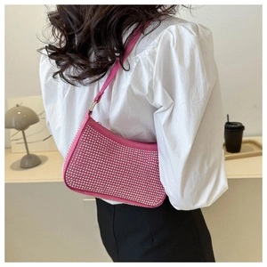 Dettaglio borsa a spalla rosa con strass argentati brillanti e chiusura a cerniera