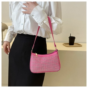 Dettaglio della borsa baguette in strass rosa con eleganti accenti di cerniera dorata