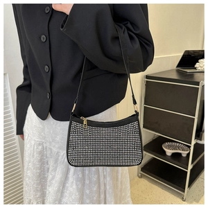 Borsa sottobraccio nera con strass argentati indossata dalla modella in dettaglio