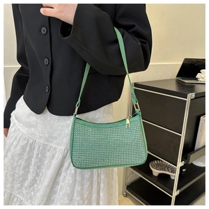 Dettaglio della borsa a spalla verde con strass, cerniera e finiture in oro lucido