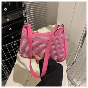 Dettaglio della borsa a spalla in camoscio rosa con borchie argento e zip metallica