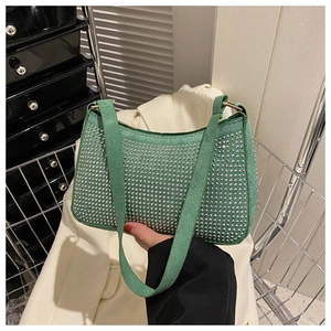 Dettaglio borsa in camoscio verde con strass argentati lucidi e fibbia in metallo dorato