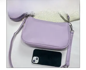 Sac porté épaule violet avec chaîne et petite pochette, vue comparative de taille avec mobile