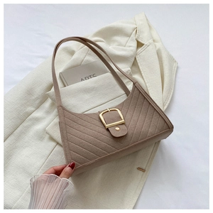 Dettaglio borsa a tracolla in feltro beige con trapuntatura e fibbia dorata su un blazer