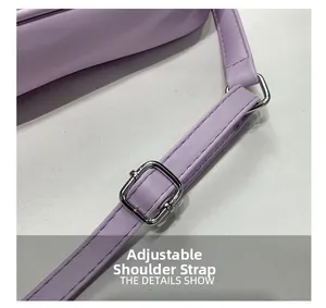 Détail de la bandoulière réglable du sac lavande avec boucle argentée et coutures précises