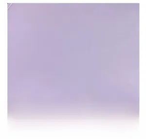 Détail du cuir synthétique violet clair avec texture fine et coutures précises