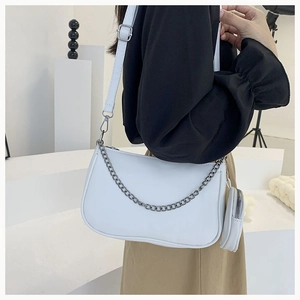 Sac baguette blanc en similicuir avec chaîne argentée et petit porte-monnaie rond