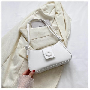 Détail du sac à bandoulière en cuir blanc avec boucle ronde et détails de lanière nouée