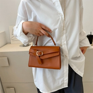 Petit sac carré chic en cuir marron avec bandoulière chaîne et poignée pour femmes