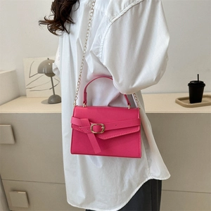 Sac bandoulière rose vif avec chaîne dorée et rabat enveloppe au design élégant et moderne