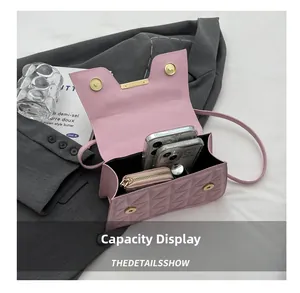Capacidad interior del bolso rosa acolchado con dos móviles, billetera y un lápiz labial