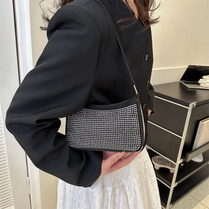 Elegante borsa a tracolla nera da donna con strass scintillanti e decorazioni in cristallo