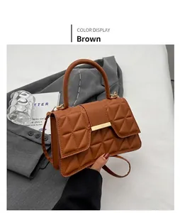 Detalle de bolso acolchado marrón con cierre metálico dorado y asa de cuero PU suave