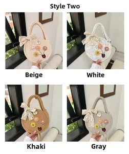 Détails de quatre sacs à main en paille tressée avec fleurs 3D et nœuds en dentelle