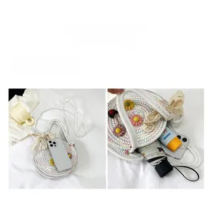 Détails de la capacité intérieure du sac de plage tissé orné de fleurs colorées