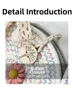 Détail d'un sac bandoulière en coton avec bouton cocotier et accents floraux