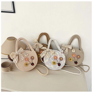 Détails de sacs de plage ronds en paille avec nœuds en dentelle et fleurs en 4 coloris